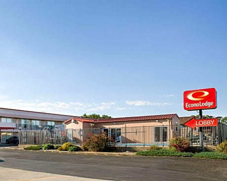 Econo Lodge Wall
