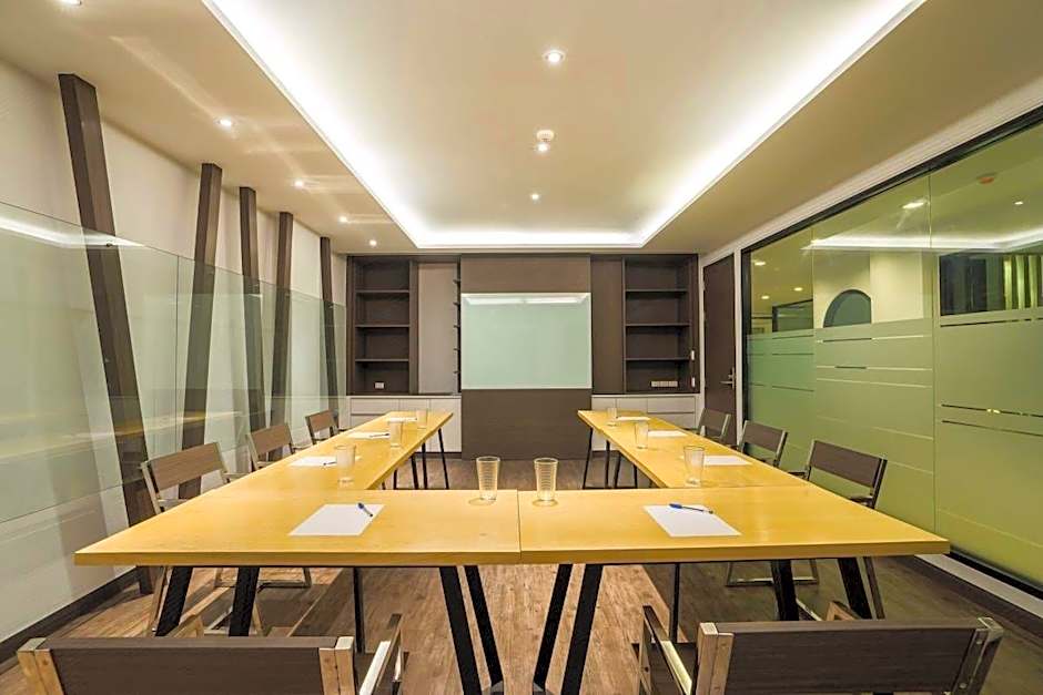 Aim House Bangkok Hotel - No parking