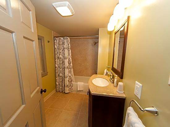 Log Cabin Lodge & Suites
