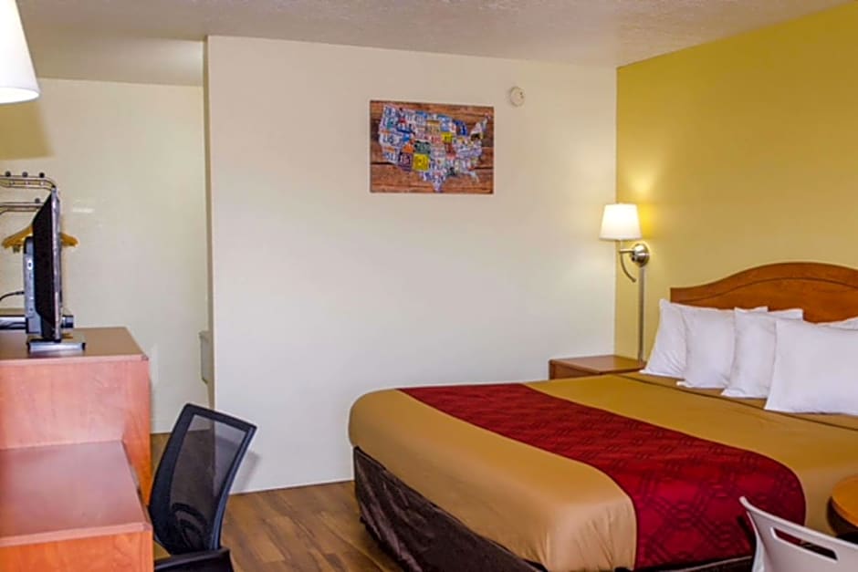 Econo Lodge East
