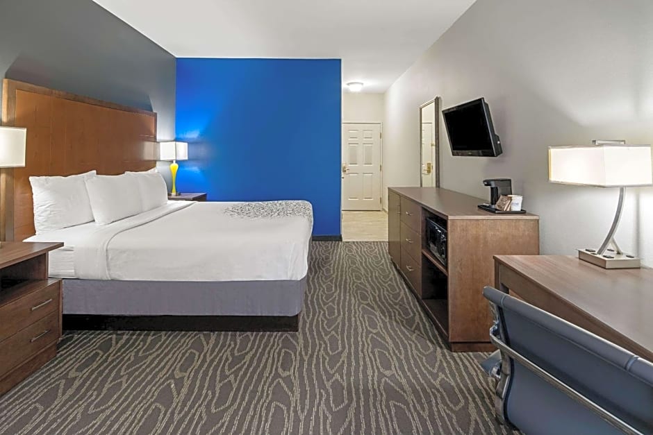 La Quinta Inn & Suites by Wyndham Mercedes Outlet Mall