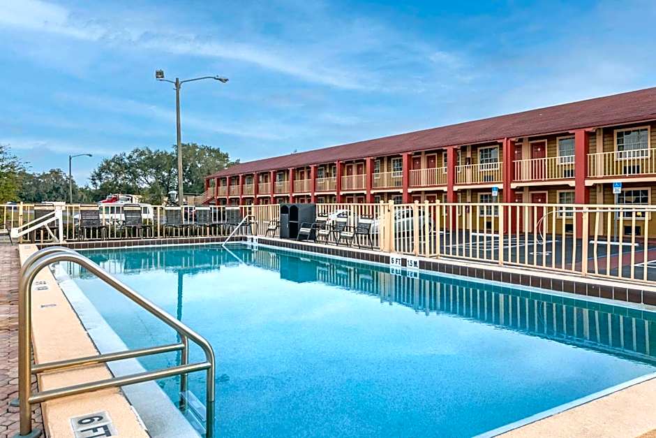 Econo Lodge Inn & Suites Maingate Central