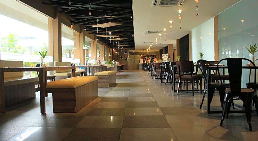 Front One Akshaya Hotel Karawang