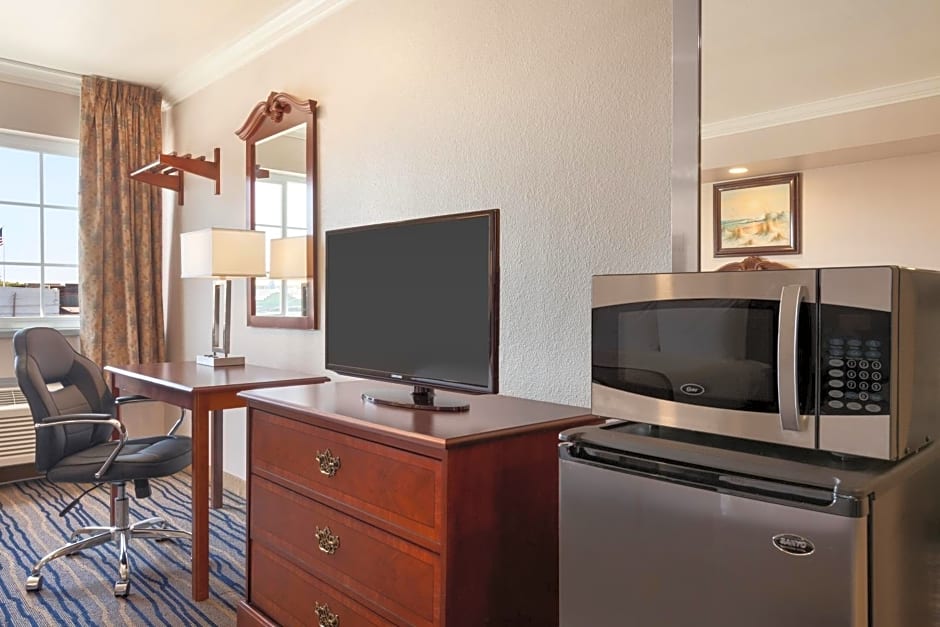 Days Inn by Wyndham Eureka CA