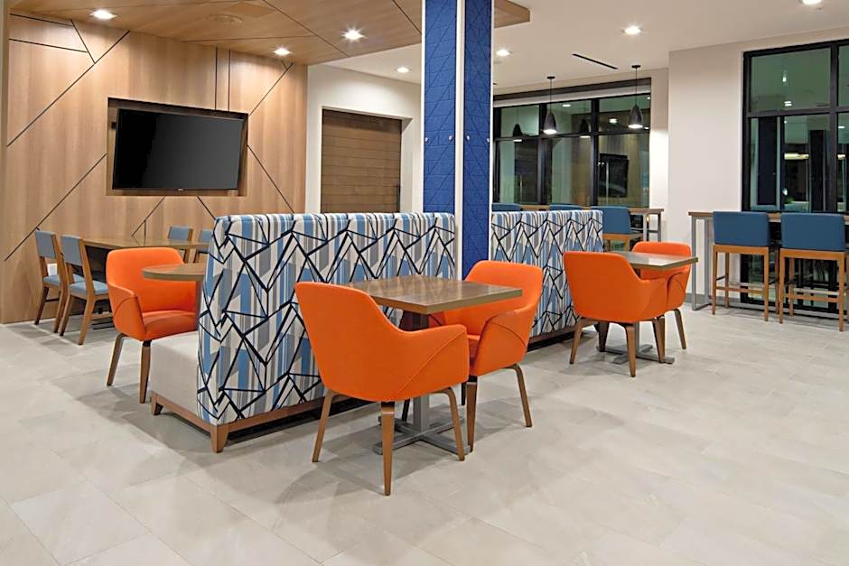 Holiday Inn Express and Suites Valencia - Santa Clarita By IHG