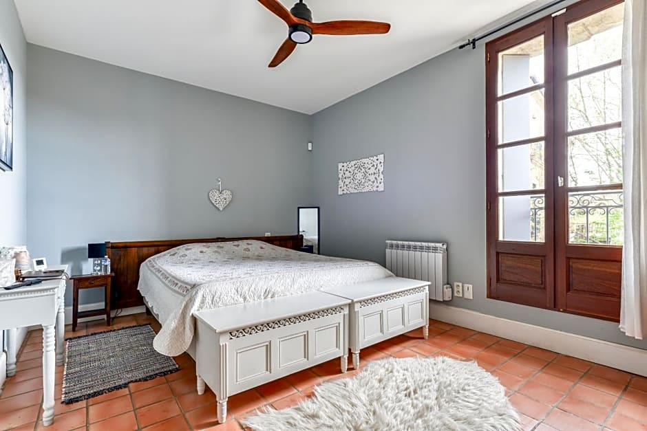 Maison Dix Chambres d'hôtes et Espace SPA Bien être