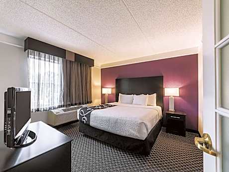 1 Queen Bed, Deluxe Mobility/Hearing Access Suite, Roll-in Shower, Non-Smoking