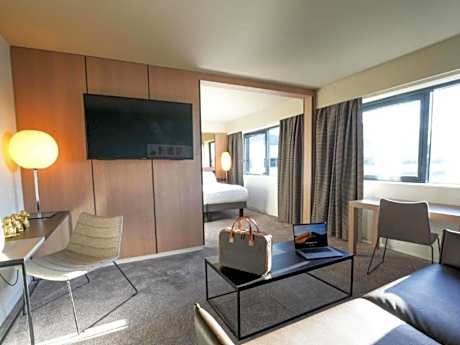 Junior King Suite with Lounge