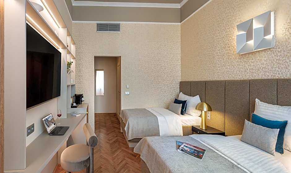 Hotel Maestro by Adrez