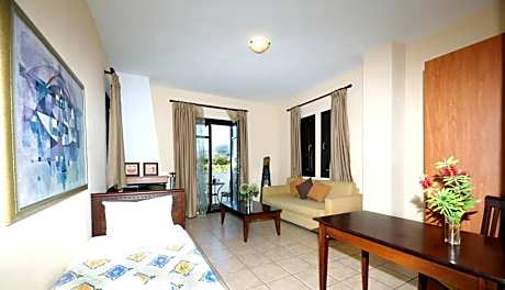 Apartment with Mountain and Pool View - 10