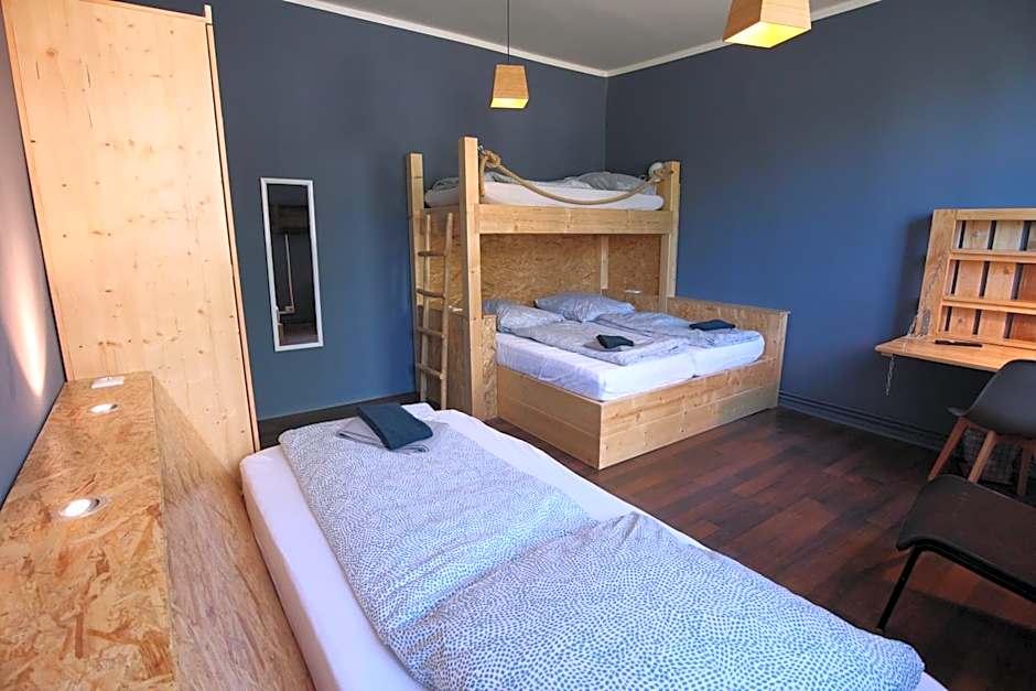 Blue Doors Hostel KTV