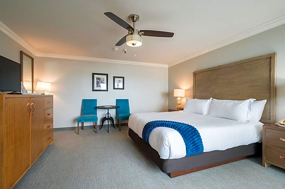 456 Embarcadero Inn & Suites