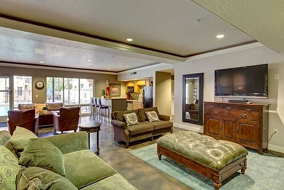 Deluxe Downtown Condo Close to Everything!