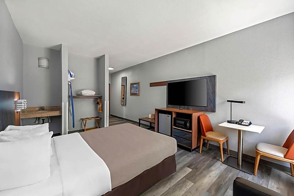 Quality Inn & Suites Manhattan