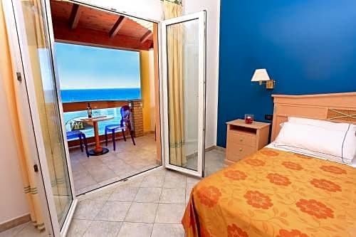 Foto 1 di 10 di Superior Double Room with Sea View