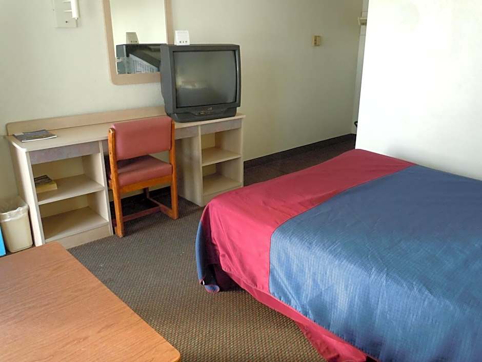 Travelodge by Wyndham Grand Rapids North