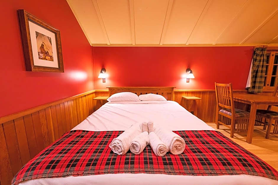 Johnston Canyon Lodge & Bungalows