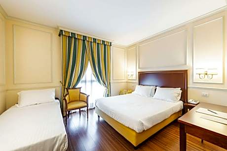 Classic Queen Room with Single Bed