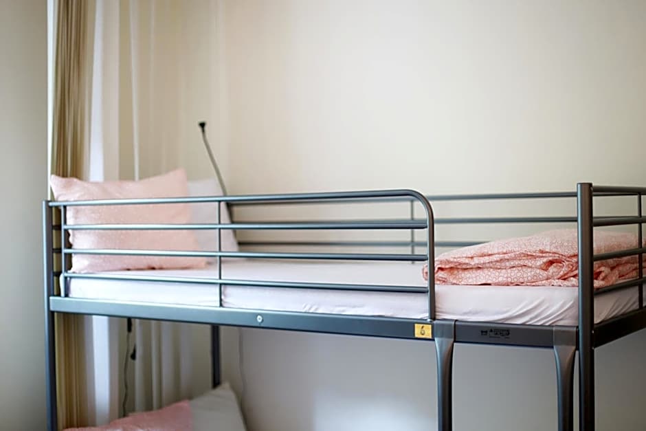 Hotelik Okęcie 39 - Nocleg i Parking Blisko Lotnisko Okęcie