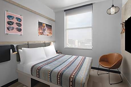 Standard Queen Room - Hearing Accessible