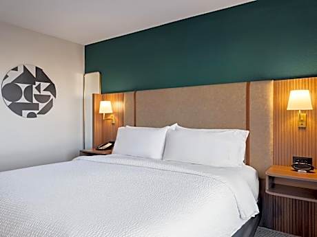 King Room with Hearing Accessible Roll In Shower - Non-Smoking