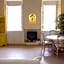 Very charming studio apartment on port in Cannes a short walk to Palais with Aircon and internet 411