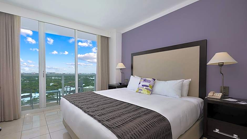 Photo 1 of 6 of 1 King Bed, City View, Balcony