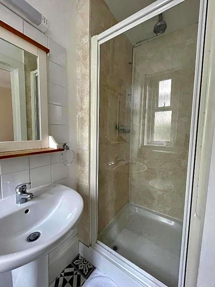 OYO The Lodge Bournemouth