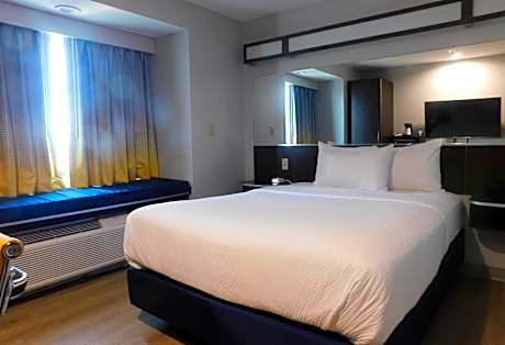 Queen Room with Bath Tub - Mobility Accessible/Non-Smoking