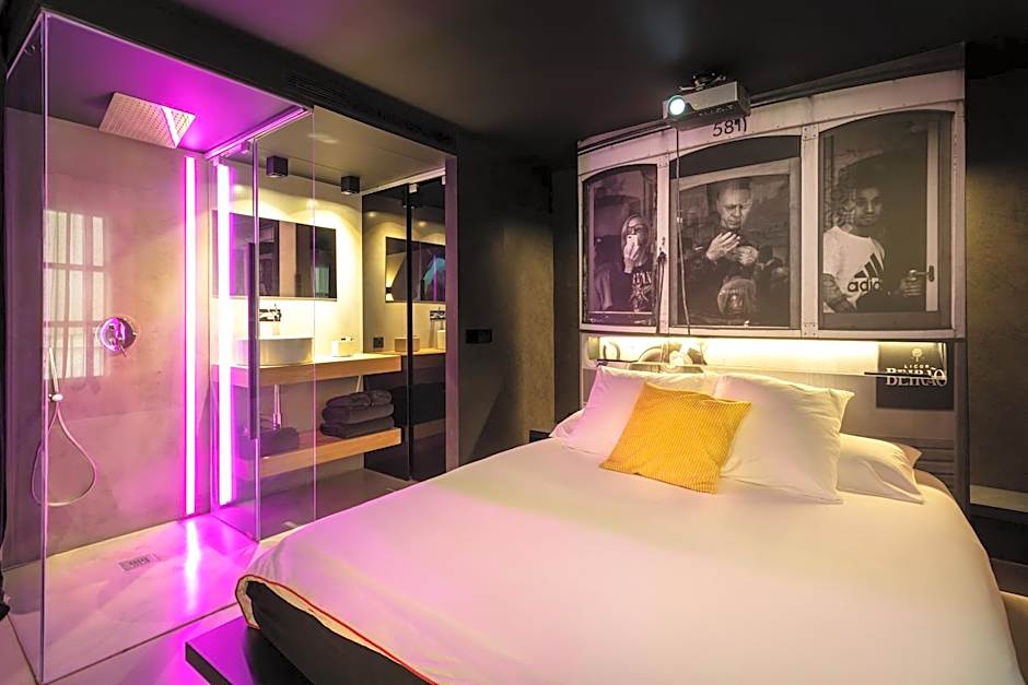 The Black Boutique -- Turistea Suites