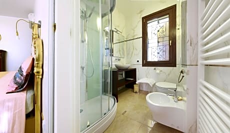 Twin Room with Private Bathroom