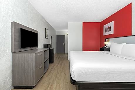 King Room with Roll-in Shower - Mobility Access/Non-Smoking