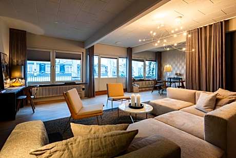 Two-Bedroom Penthouse with Balcony & Habour View