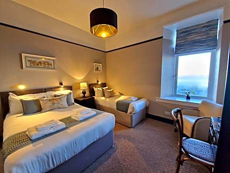 Family Room (2 Adults + 1 Child)