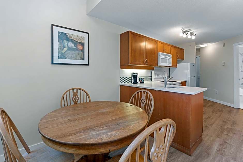 Alpenglow Lodge Bear Wonder One Bedroom by MVA