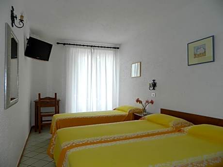 Family Room (2 Adults + 1 Child)