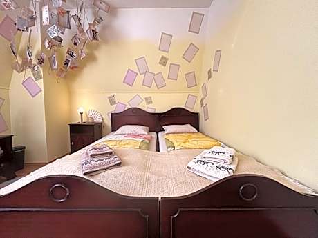 Poet's Theme Room, Free Parking