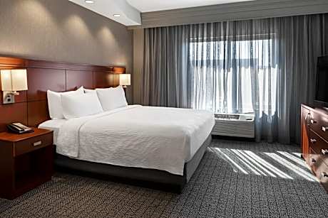 King Room with Adapted Tub - Mobility and Hearing Accessible