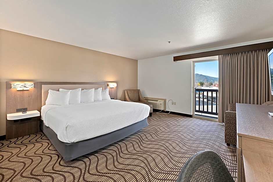 Cedar Street Hotel & Suites