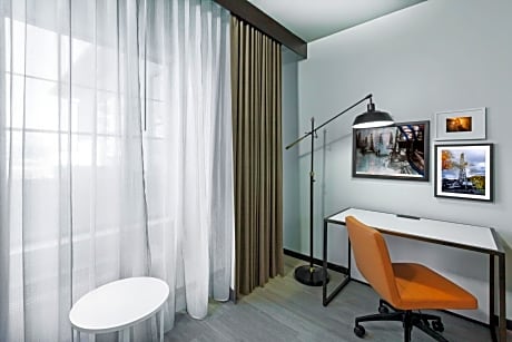 King Room - Disability Access Roll in Shower/Non-Smoking