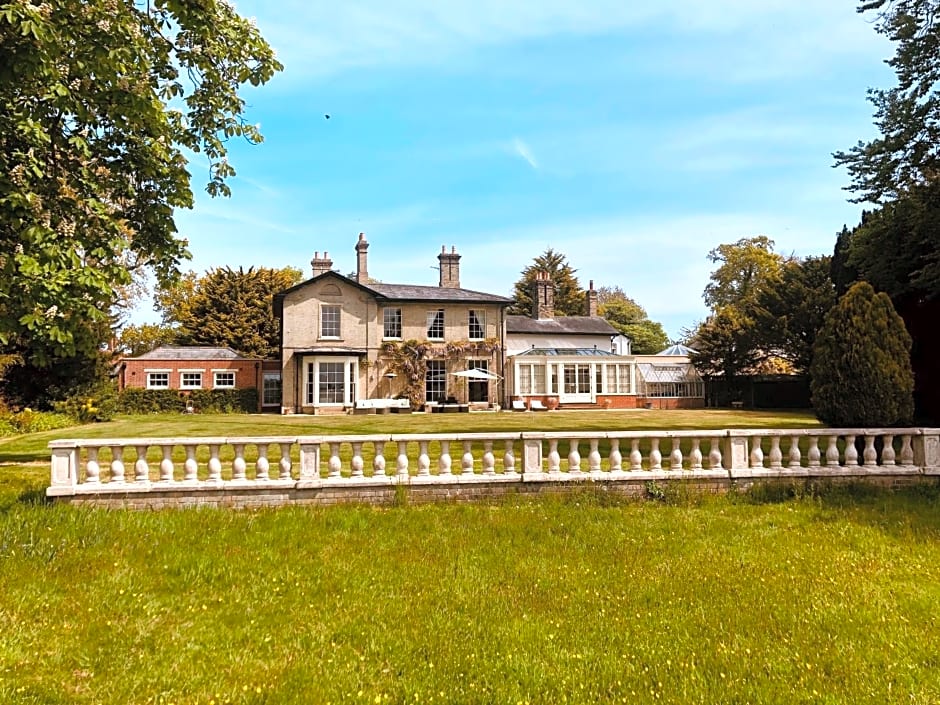 Somerleyton Meadows - The Hideaway Hut & Hot Tub