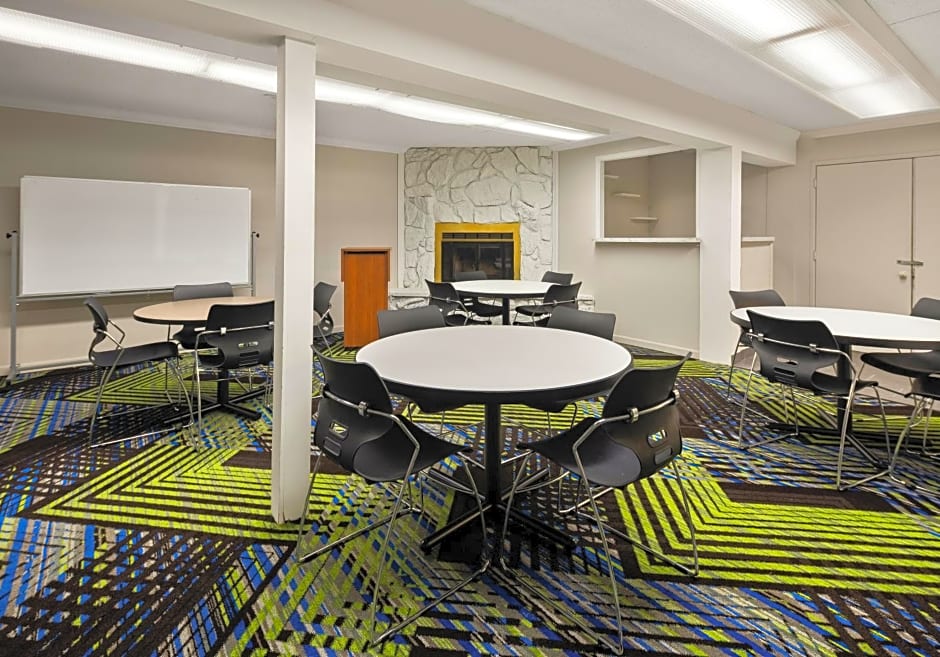 Magnuson Hotel Detroit Airport