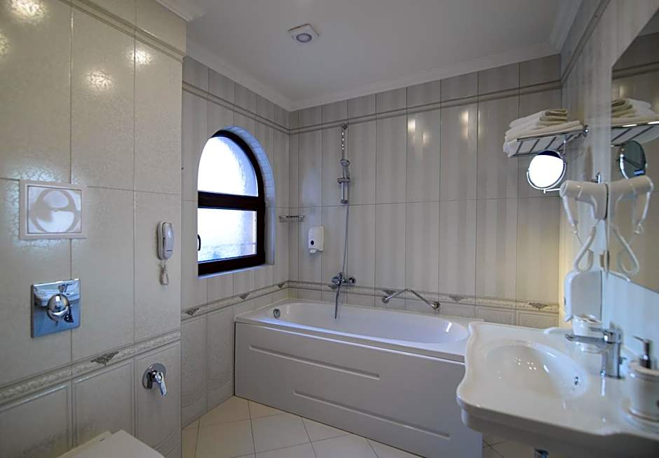Sunny Castle Hotel - All Inclusive, Beach and Free parking