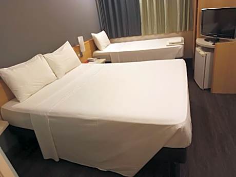 Standard Room with One Double Bed and One Single Bed