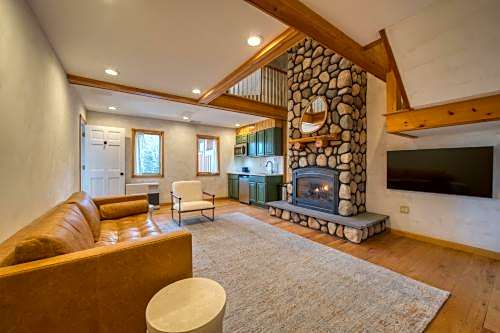 The Haüs Windham - Spacious Suites, Hot Tub, Mountain Views!