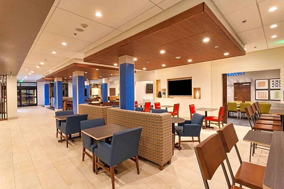 Holiday Inn Express & Suites Dodge City