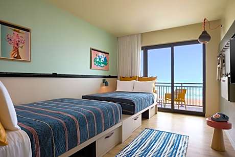 Queen Room with Two Queen Beds, Oceanfront View and Roll-In Shower - Mobility Access