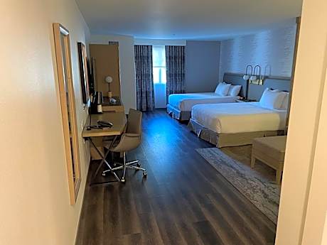 Queen Room with Two Queen Beds and Accessible Tub