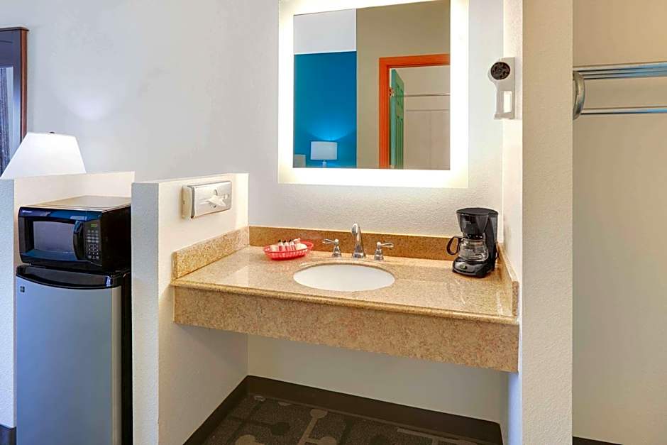Howard Johnson by Wyndham Lubbock TX