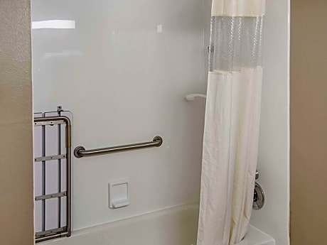 2 Double Beds Mobility/Hearing Impaired Accessible Room Lake View Non-Smoking